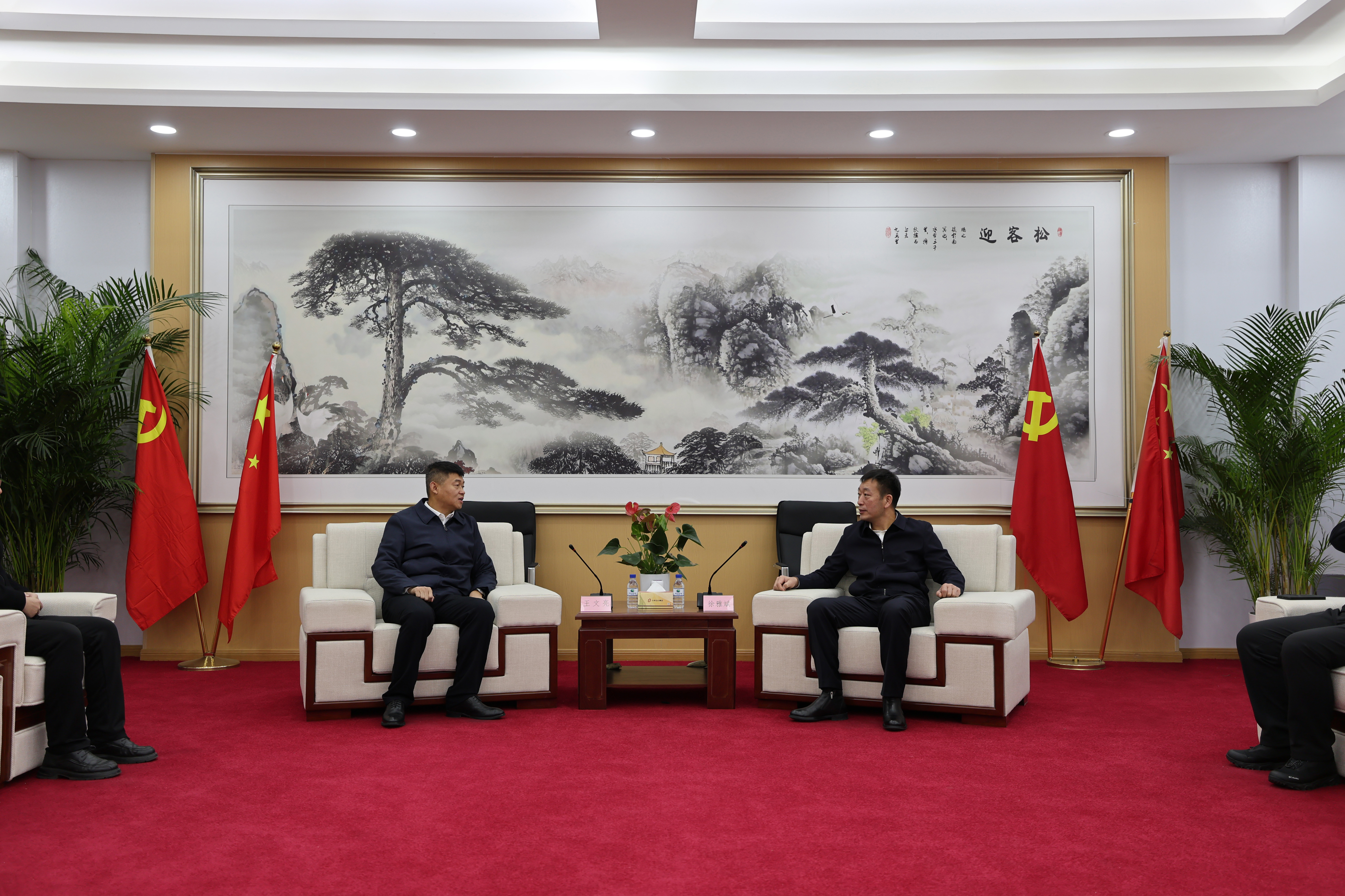 王文亮與五大連池市委書(shū)記、政府市長(zhǎng)徐雅斌會(huì)談，蘇德庫(kù)參加會(huì)談